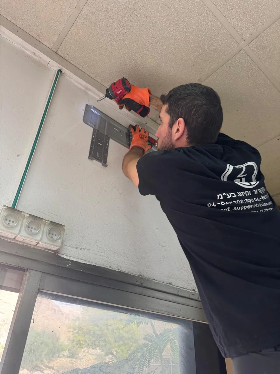 גל לוגסי - הנדימן מקצועי בעבודה