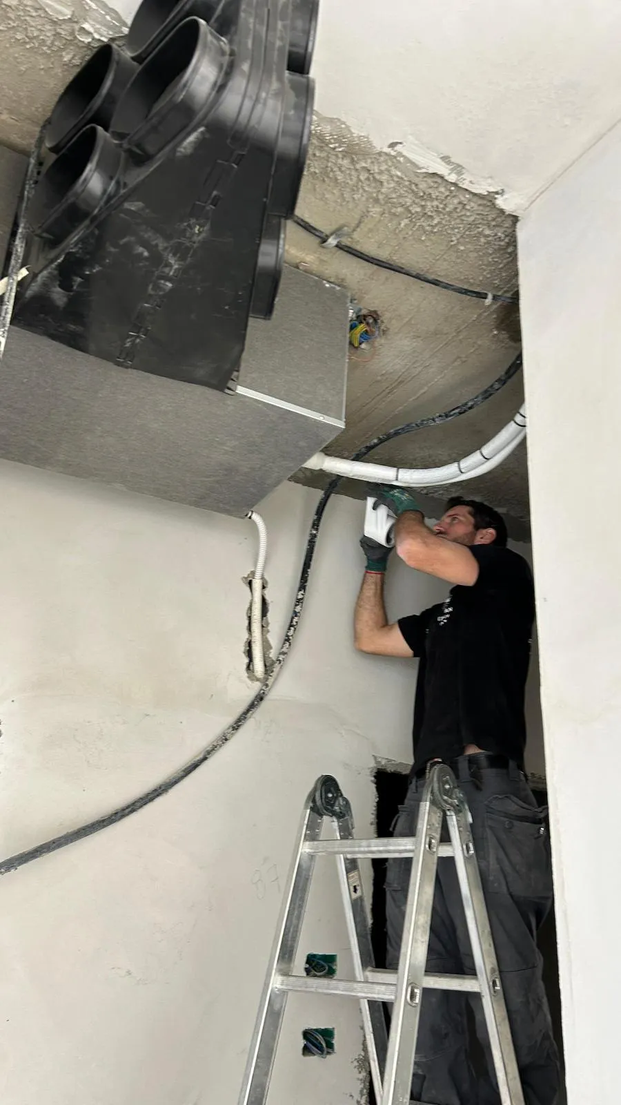 גל לוגסי - טכנאי מזגנים ואינסטלטור בעבודה